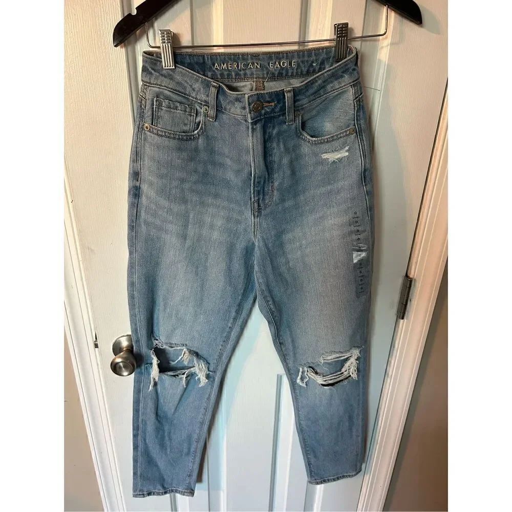American Eagle Women's Jeans Mom Jean Sz 0 short High Rise Distressed Light Wash